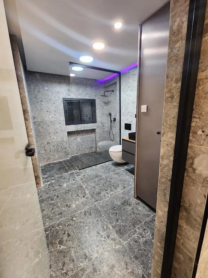 מבנים בים 75 Suites At Sea 하이파 아파트