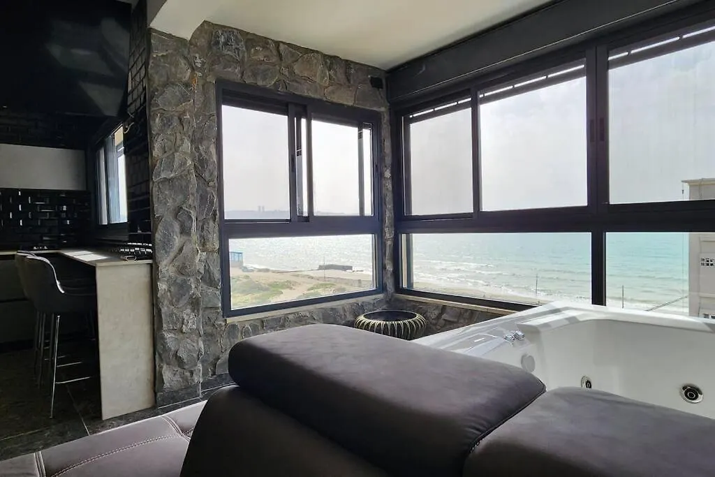 מבנים בים 75 Suites At Sea 하이파 0*,
